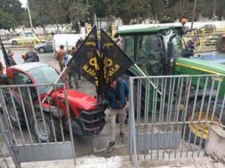Στο κέντρο της Λάρισας οι αγρότες με τα τρακτέρ - Απέκλεισαν και το Τελωνείο